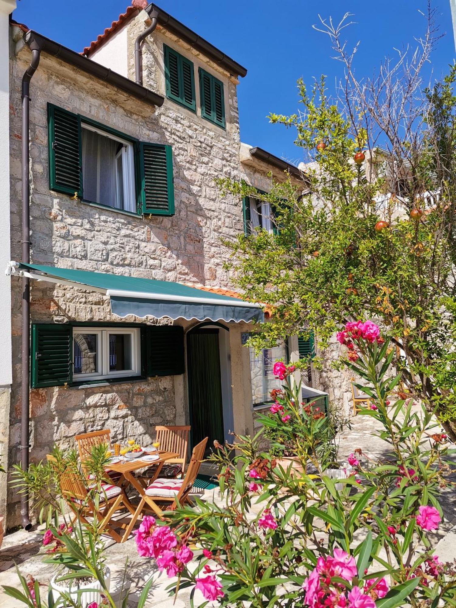 Charming Traditional Townhouse - Holiday Home Kata Jezera Dış mekan fotoğraf