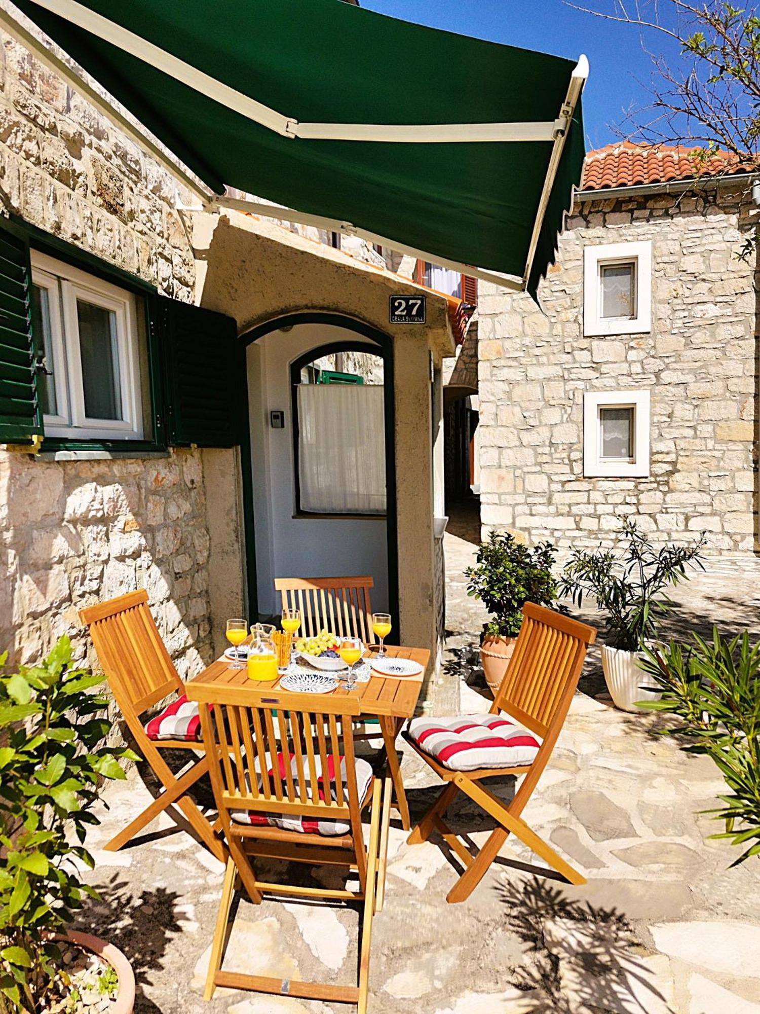 Charming Traditional Townhouse - Holiday Home Kata Jezera Dış mekan fotoğraf